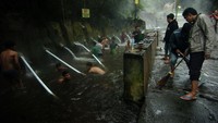 Tempat pemandian air panas pancuran 13 penuh ditutup sementara akibat penuh pasir dan sejumlah pipa rusak sehingga suplai air bersih di tempat penginapan terhambat pasca banjir bandang Jumat (24/2/2023) malam.