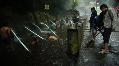 Banjir, Tempat Pemandian Air Panas di Guci Ditutup