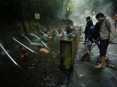 Banjir, Tempat Pemandian Air Panas di Guci Ditutup