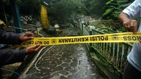 Petugas memasang garis polisi di tempat pemandian air panas pancuran 13 Obyek Wisata Guci, Kabupaten Tegal, Jawa Tengah, Sabtu (25/2/2023).