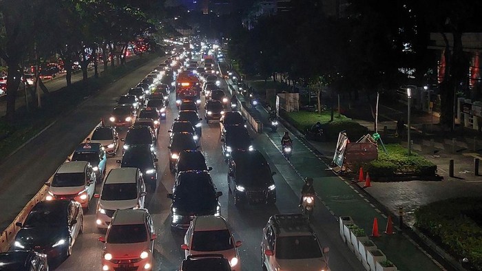 Pemotor depan Gelora Bung Karno terobos jalur sepeda.