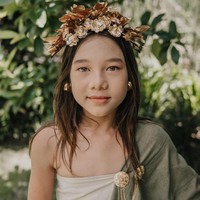 Sedangkan Jennifer dan Kiyomi memakai hiasan kepala juga sabuk bernuansa emas. Foto: Instagram Jennifer Bachdim