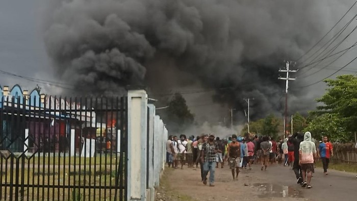 Kerusuhan terjadi di Wamena, Papua pada Kamis, 23 Februari 2023. Peristiwa tersebut menewaskan 10 warga sipil. Lantas, apa penyebab kerusuhan Wamena?