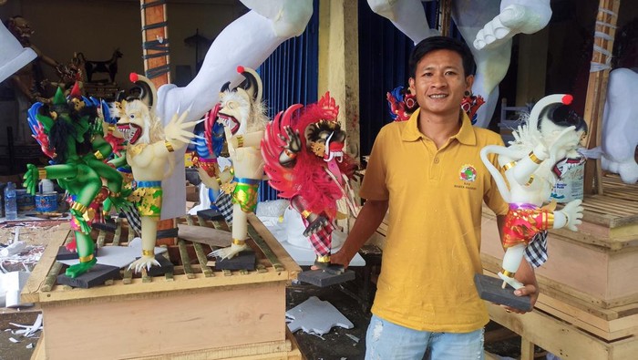 Perajin I Ketut Suka Tanaya menunjukkan ogoh-ogoh mini buatannya di Kelurahan Padangkerta, Karangasem, Bali, Sabtu (25/2/2023).