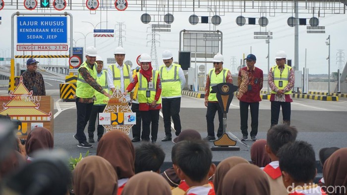 Presiden Jokowi meresmikan tol Semarang Demak seksi II, Sabtu (25/2/2023).