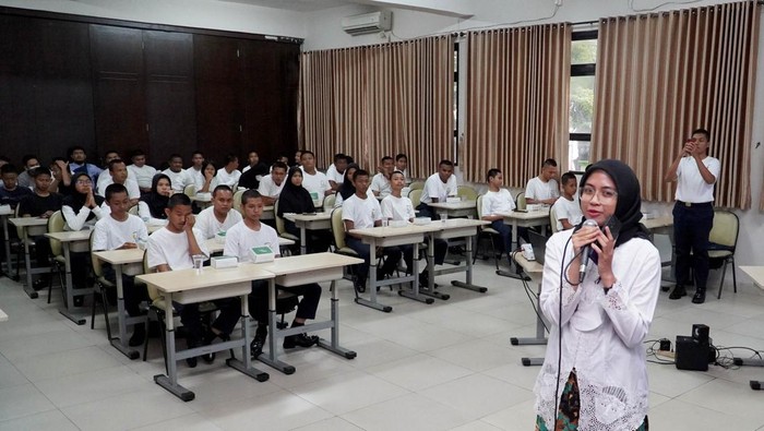Perluas Kolaborasi untuk Jaring Talenta Muda PT Daikin Airconditioning Indonesia kembali menunjukkan inisiatifnya dalam pembangunan sumber daya manusia guna menjaring talenta muda.
Sebagai upaya peningkatan keterhubungan dunia industri dan pendidikan, spesialis solusi tata udara asal Jepang itu menghelat kelas khusus Daikin Goes To School di Sekolah Menengah Kejuruan Negeri 29 Jakarta.