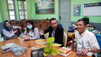 Regional Support Manager PT Daikin Air Conditioning Indonesia Sumardiyono berbincang dengan Kepala Sekolah SMKN 29 Jakarta Yahya Iskandar dlaam acara Daikin Go To School di SMKN 29 Jakarta. Selain memberikan pengetahuan terkait perkembangan dan inovasi solusi tata udara, dalam kesempatan itu Daikin juga memberikan pengenalan karir di bidang teknik refrigerasi dan tata udara tentunya semua yang diperlukan dalam dunia kerja.