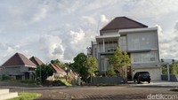 Kemudian, rumah mewah Rafael Alun juga ada di Kelurahan Kleak, Manado, Sulawesi Utara. Terkuak! Mantan pejabat Ditjen Pajak Kementerian Keuangan Rafael Alun Trisambodo hanya membayar PBB rumah mewah sebesar Rp 362.000/tahun. Trisno Mais/detikcom