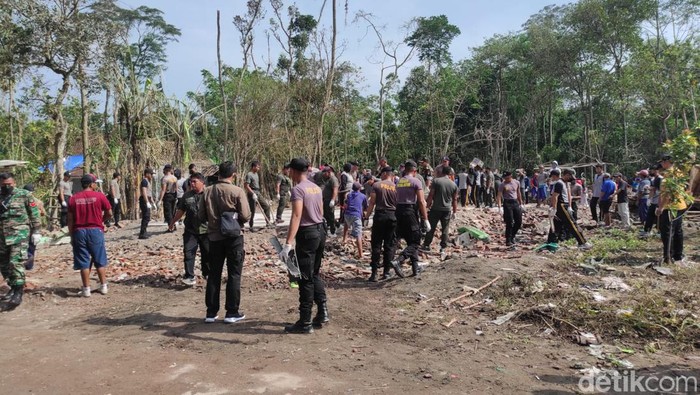 petugas gabungan bersih-bersih ledakan petasan di blitar