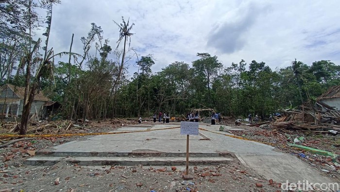 petugas gabungan bersih-bersih ledakan petasan di blitar