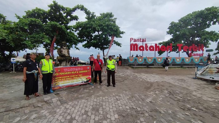 Polsek Denpasar Selatan melakukan patroli di sejumlah obyek wisata di kawasan Sanur, Kota Denpasar, Sabtu (25/2/2023). (Dok. Polresta Denpasar)