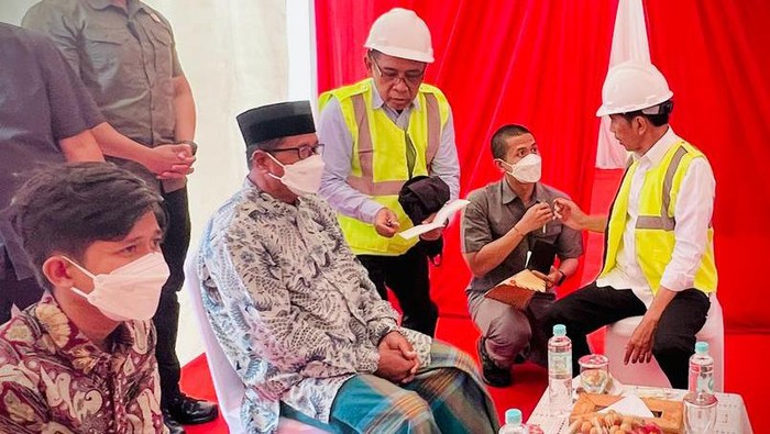 Potret Jokowi Temui Pendemo saat Resmikan Tol Semarang-Demak Presiden Jokowi sempat menemui kelompok masyarakat yang membentangkan spanduk saat menuju lokasi peresmian Tol Semarang-Demak di GT Sayung, Demak.
