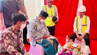 Usai peresmian, Presiden pun bertemu dengan perwakilan masyarakat yang menyampaikan aspirasi tersebut.