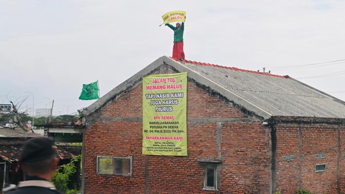 Presiden Jokowi sempat menemui kelompok masyarakat yang membentangkan spanduk saat menuju lokasi peresmian Tol Semarang-Demak di GT Sayung, Demak.