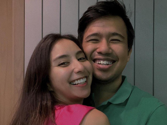 Potret Kocak Joshua Suherman dan Istri