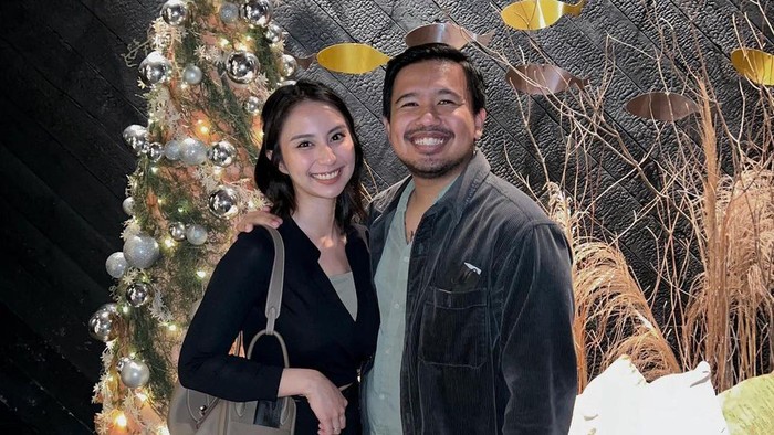 Potret Kocak Joshua Suherman dan Istri