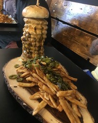 Bagaimana jadinya kalau makanan yang kita pesan datang dengan jumlah di luar nalar? Seperti deretan foto berikut ini detikers. Kalian sanggup menghabiskannya?
