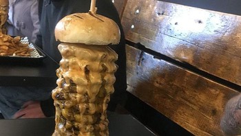 Duh, ini burgernya sudah keterlalun menumpuknya. Foto: (Bored Panda)