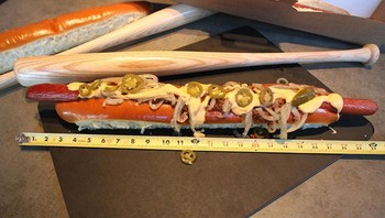 Hot dog sepanjang stik baseball. Hmm... berapa lama ya untuk menghabiskannya? Foto: (Bored Panda).