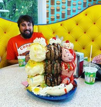 Bagaimana jadinya kalau makanan yang kita pesan datang dengan jumlah di luar nalar? Seperti deretan foto berikut ini detikers. Kalian sanggup menghabiskannya?