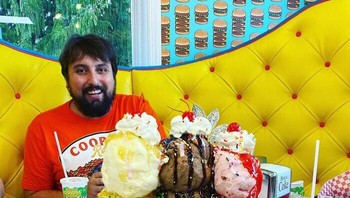 Kalau ini sudah pasti beramai-ramai dong menikmatinya. Duh, kalau nggak bisa diabetes deh. Foto: (Bored Panda).