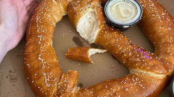 Pretzelnya sudah besar keterlaluan nih kalau begini ukurannya. Foto: (Bored Panda)