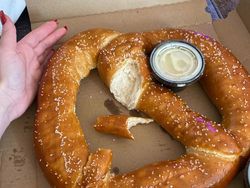 Pamer Porsi Makan Gila-gilaan di Medsos, Bakal Mubazir Nggak Sih?