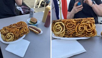 Sepiring besar dan penuh curly fries. Bandingkan dengan ukuran hotdog dan burger di sebelahnya. Foto: (Bored Panda)