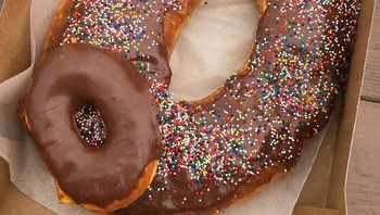 Donat raksasa dibandingkan dengan donat ukuran normal. Wah gede banget! Foto: (Bored Panda)