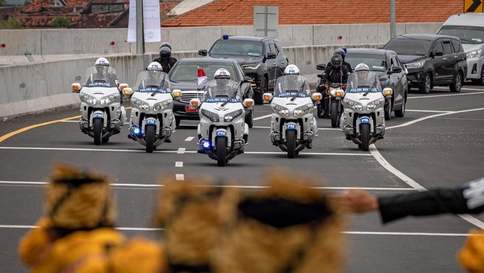 Presiden Joko Widodo (tengah) bersama cucunya Jan Ethes berfoto bersama sejumlah pelajar seusai meresmikan Jalan Tol Semarang-Demak Seksi II di Gerbang Tol Sayung, Kabupaten Demak, Jawa Tengah, Sabtu (25/2/2023). Presiden Joko Widodo berharap jalan tol sepanjang 16,01 Km Seksi II ruas Sayung-Demak yang menelan anggaran sekitar Rp5,9 triliun itu bisa mengintegrasikan efisiensi transportasi logistik kawasan pertanian, perkebunan, industri dan pariwisata yang melewati Jalur Pantura. ANTARA FOTO/Aji Styawan/aww.