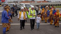 Presiden Joko Widodo (tengah) bersama Menteri PUPR Basuki Hadimuljono (kiri) dan cucunya Jan Ethes berjalan menuju lokasi peresmian Jalan Tol Semarang-Demak Seksi II.