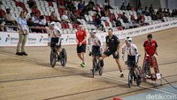Sementara itu, tim pursuit putra Selandia Baru yang diperkuat Nicholas Kergozou de la Boessiere, Aaron Gate, Campbell Stewart dan Daniel Bridgwater harus rela dengan raihan medali perak.