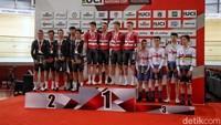 Ini momen saat tim putra Denmark naik podium usai meraih medali emas final nomor pursuit yang diikuti Selandia Baru diposisi kedua dengan raihan medali perak dan Inggris Raya diposisi ketiga dengan medali perunggu.