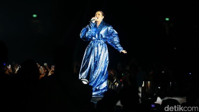10 Potret Raisa di Panggung Konser Tunggal Raisa Live in Concert