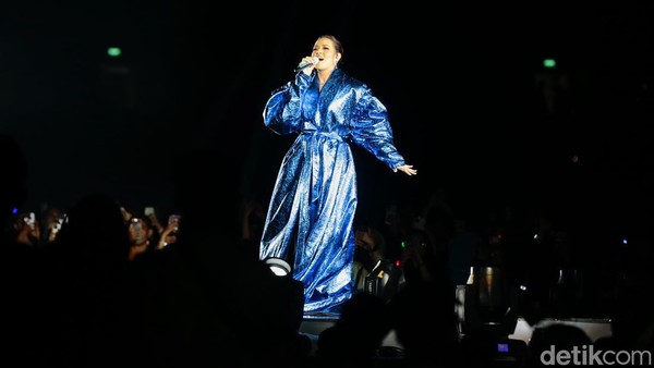 10 Potret Raisa di Panggung Konser Tunggal Raisa Live in Concert