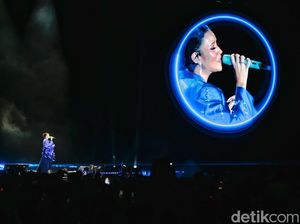 Haru Biru Raisa Dapat Kejutan dari Anaknya Saat Konser di GBK