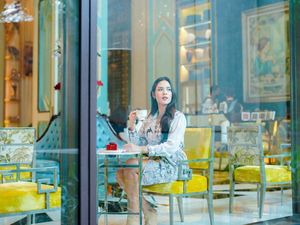 Cantiknya Raisa saat Menikmati Afternoon Tea dan Ngopi di Kafe