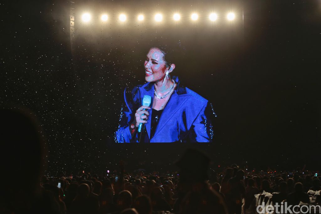 Penyanyi Raisa tampil pada konsernya yang bertajuk Raisa Live In Concert di Stadion Utama Gelora Bung Karno, Jakarta, Sabtu (25/2/2023). Pada konser tersebut Raisa membawakan sejumlah lagu diantaranya Biarkanlah, Serba Salah, dan Pergilah.