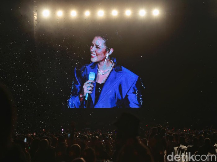 Penyanyi Raisa tampil pada konsernya yang bertajuk Raisa Live In Concert di Stadion Utama Gelora Bung Karno, Jakarta, Sabtu (25/2/2023). Pada konser tersebut Raisa membawakan sejumlah lagu diantaranya Biarkanlah, Serba Salah, dan Pergilah.