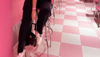 Momen nongkrong Raisa ini juga tak kalah mencuri perhatian. Ia mampir ke kafe bernuansa pink, ia pun berpose candid di depan barnya.  Foto: Instagram @raisa6690