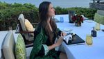 Cantiknya Raisa saat Menikmati Afternoon Tea dan Ngopi di Kafe
