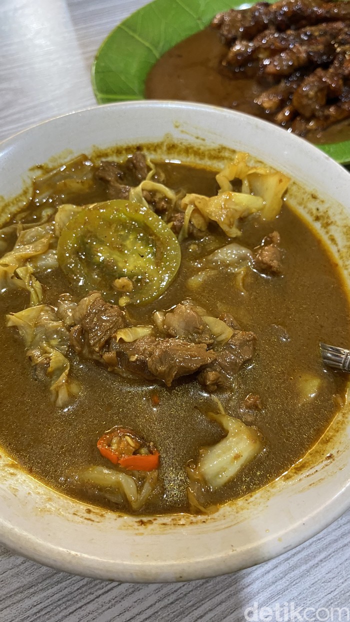 Sate Tongseng Sri Rejeki, kuliner kambing enak dekat Stasiun Gambir. Harga per porsi mulai dari Rp 25.000 - Rp 55.000.
