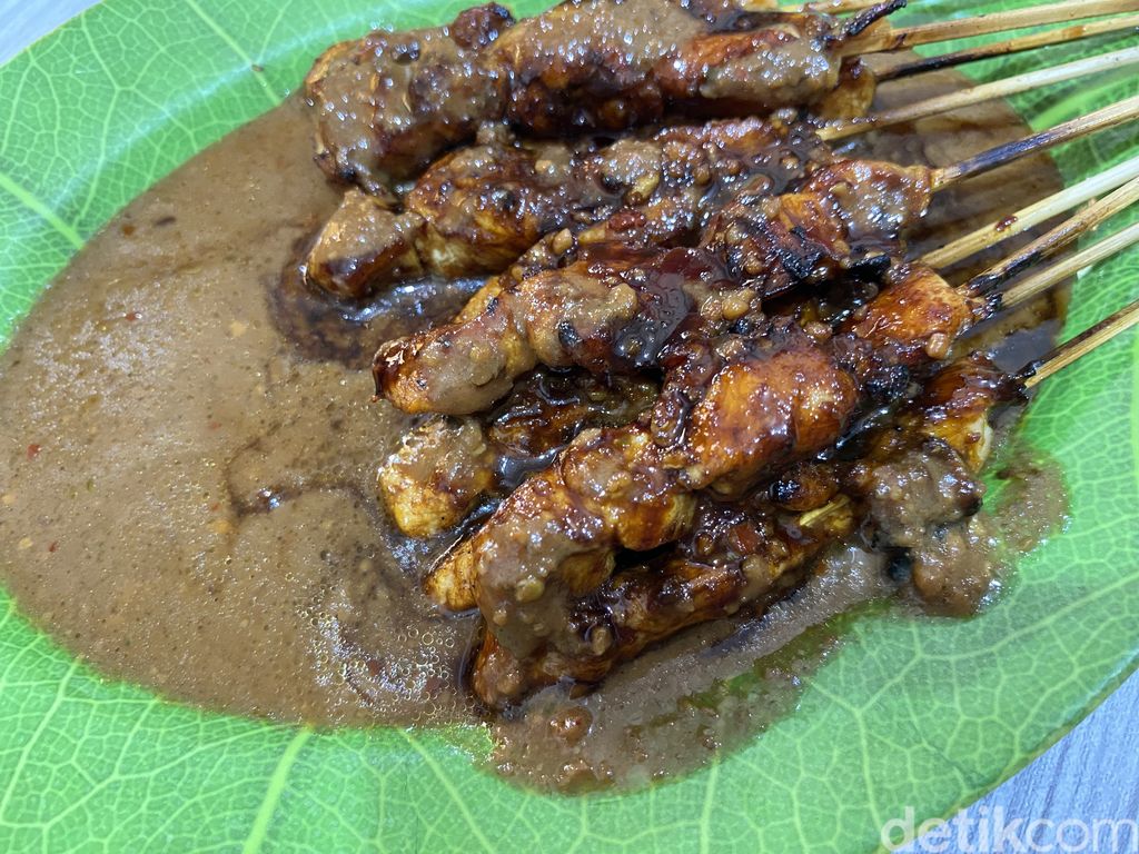 Sate Tongseng Sri Rejeki, kuliner kambing enak dekat Stasiun Gambir. Harga per porsi mulai dari Rp 25.000 - Rp 55.000.