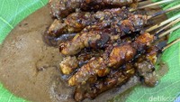 Sate ayam (Rp 35.000), berisikan 10 tusuk dengan sajian sambal kacang yang manis gurih. Sayangnya, menurut kami tidak begitu istimewa karena sambal kacangnya tidak pekat, cenderung encer. Foto: detikFood / Yenny Mustika Sari
