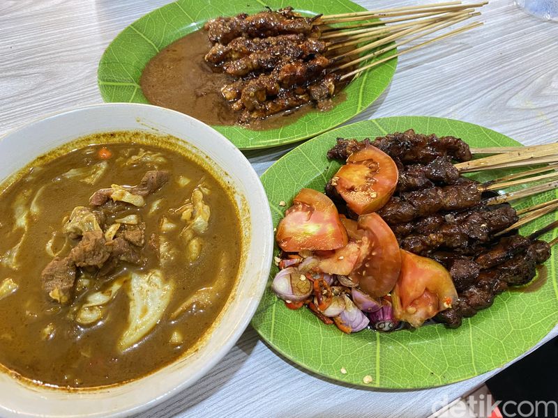 Sate Tongseng Sri Rejeki, kuliner kambing enak dekat Stasiun Gambir. Harga per porsi mulai dari Rp 25.000 - Rp 55.000.