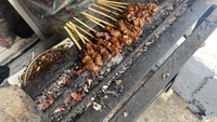 Sang pemilik berasal dari Salatiga, Jawa Tengah, namun racikan sate dan tongseng ini memiliki ciri khas Boyolali. Daging kambing yang digunakan juga bukan yang muda, namun teksturnya empuk. Foto: detikFood / Yenny Mustika Sari