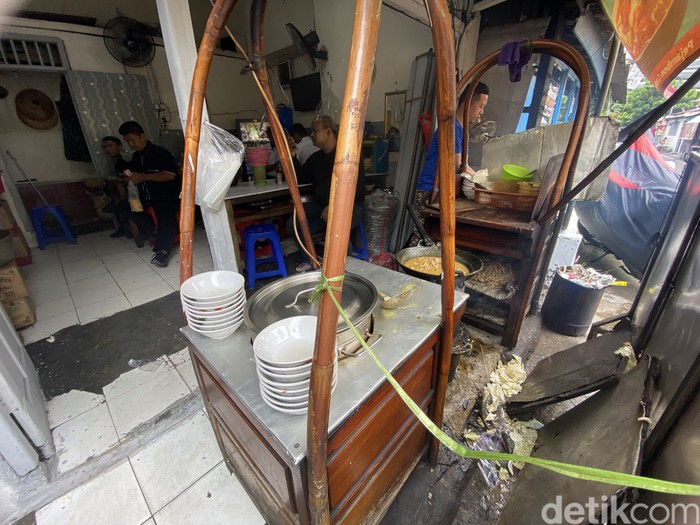 Sate Tongseng Sri Rejeki, kuliner kambing enak dekat Stasiun Gambir. Harga per porsi mulai dari Rp 25.000 - Rp 55.000.