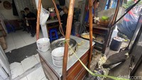 Warung makan ini milik Sri Utami yang berjualan sejak tahun 2009. Ia meracik sate dan tongseng kambing yang nikmat ini sendirian. Foto: detikFood / Yenny Mustika Sari