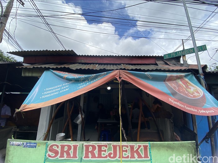 Sate Tongseng Sri Rejeki Sate Tongseng Sri Rejeki, kuliner kambing enak dekat Stasiun Gambir. Harga per porsi mulai dari Rp 25.000 - Rp 55.000.