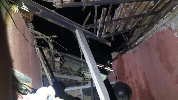 Sebuah atap rumah warga di Kedung Badak, Kecamatan Tanah Sareal, Kota Bogor, ambruk.
